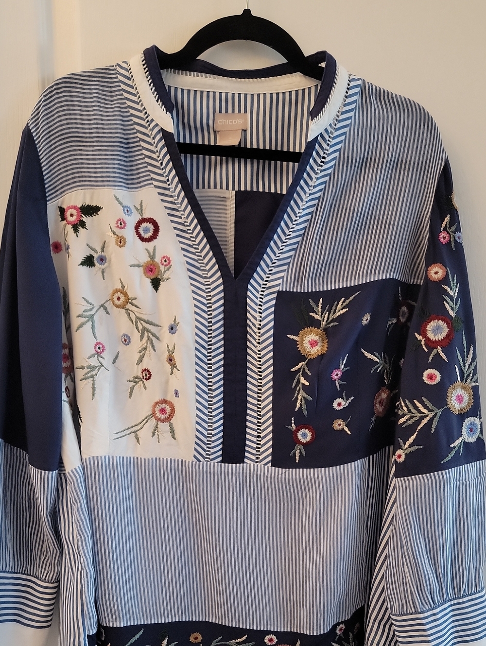 Chico's Navy and White Floral Embroidered Top Size 4 (20/22).
